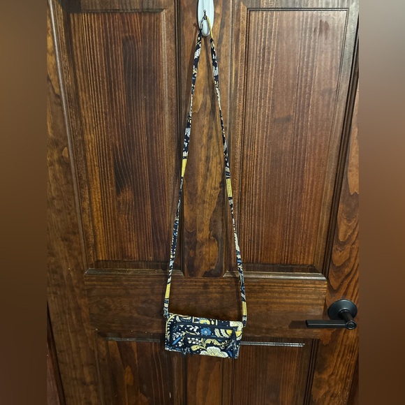 Vera Bradley crossbody gallery trifold wallet Ellie Blue pattern, used 7.5”x5” - Picture 2 of 8